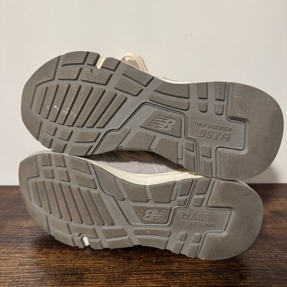 New Balance Lifestyle 997R Linen & Concrete Shoes - Picture 5 of 6